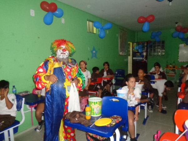 Na v&eacute;spera do Dia das Crian&ccedil;as, Escola Pequeno Pr&iacute;ncipe recebe visita do Palha&ccedil;o Carrapeta.(Imagem:FlorianoNews)