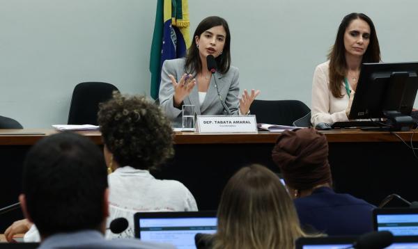 Proposta que criminaliza misoginia avança na Câmara dos Deputados