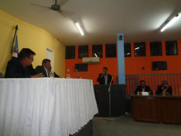 Sess&atilde;o ordin&aacute;ria debate problema da quadra do bairro Varginha, em Bar&atilde;o de Graja&uacute;.(Imagem:FlorianoNews)