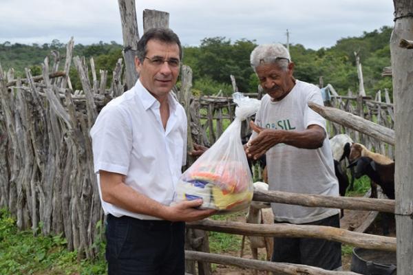 Gesto Solid&aacute;rio marca S&aacute;bado de Aleluia.(Imagem:Waldemir Miranda)