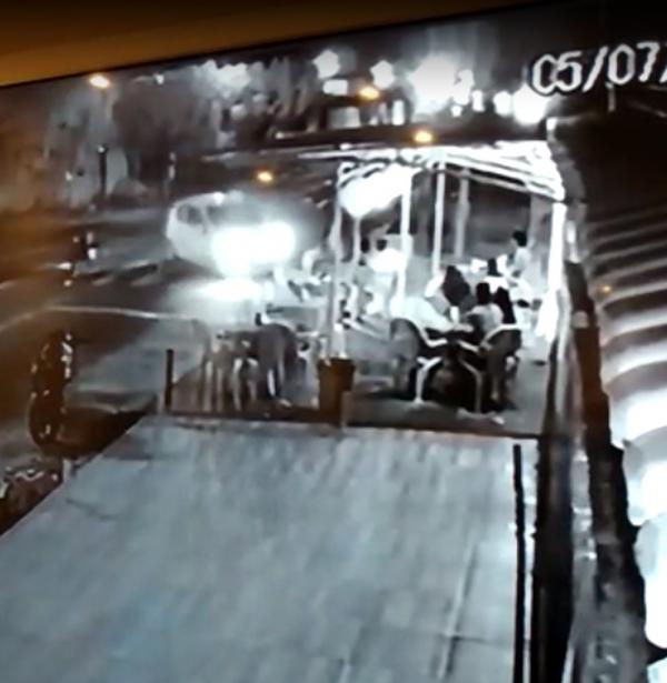 Vídeo mostra carro invadindo hamburgueria após colisão com moto em Teresina; três feridos graves