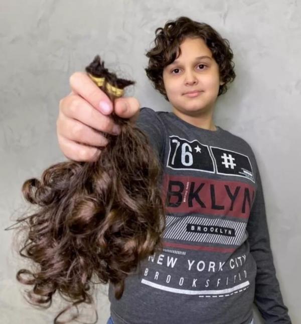 Garoto corta cabelo após 2 anos para doar a amiga da mãe em tratamento contra câncer em Teresina