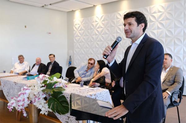 Ministro do Turismo visita Parnaíba e anuncia R$ 970 mil para o litoral