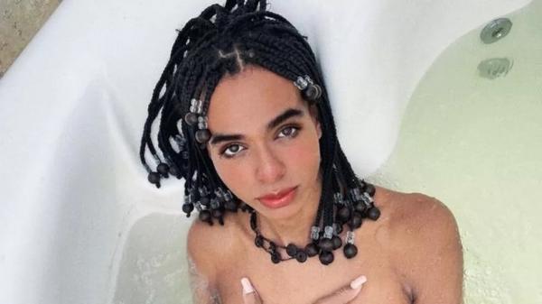 Abri mão de carreira no auge para viver minha verdade, diz mulher trans que foi cantora gospel