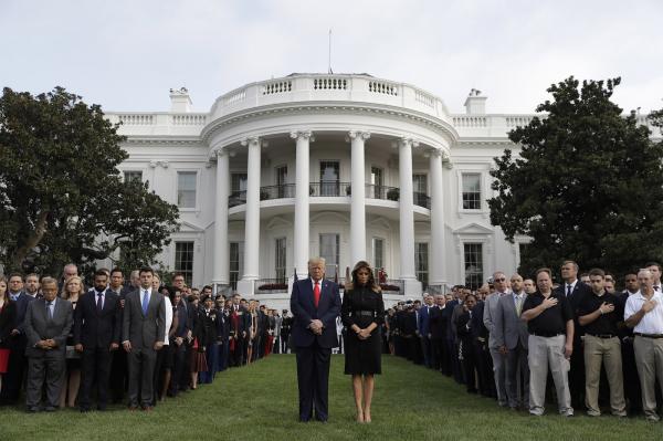 O presidente e a primeira-dama dos EUA, Donald e Melania Trump, participam de momento de sil&ecirc;ncio em mem&oacute;ria &agrave;s v&iacute;timas dos atentados terroristas de 11 de Setembro, diante da Casa (Imagem:Evan Vucci/AP)