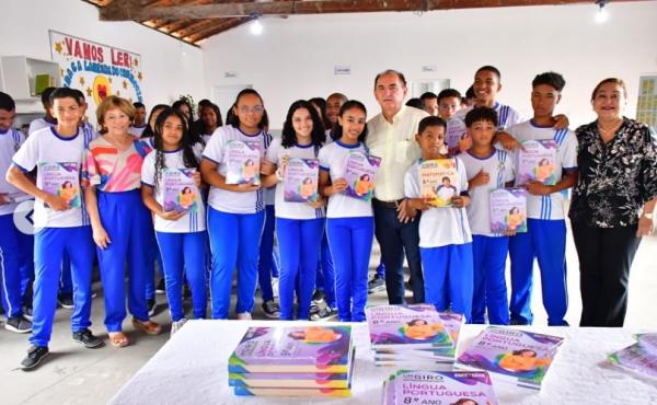 Prefeito Antonio Reis entrega livros do programa "Giro pela Aprendizagem" na E. M. Antônio Nivaldo