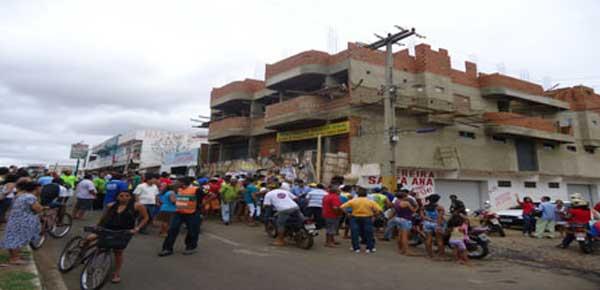 Popula&ccedil;&atilde;o em frente ao pr&eacute;dio onde ocorreu o acidente.(Imagem:Jailson Dias )