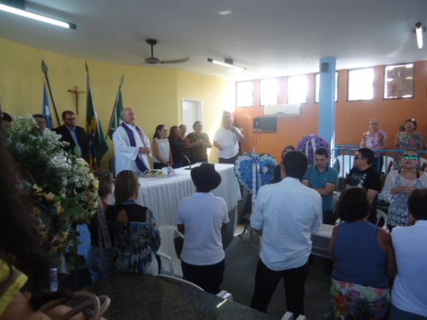 Familiares, amigos e autoridades d&atilde;o &uacute;ltimo adeus a ex-vice-prefeito Salom&atilde;o Ayres.(Imagem:FlorianoNews)