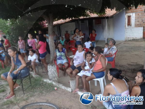 Moradores do Conjunto Vila Leão fazem manifestação reivindicando melhorias.(Imagem:FlorianoNews)