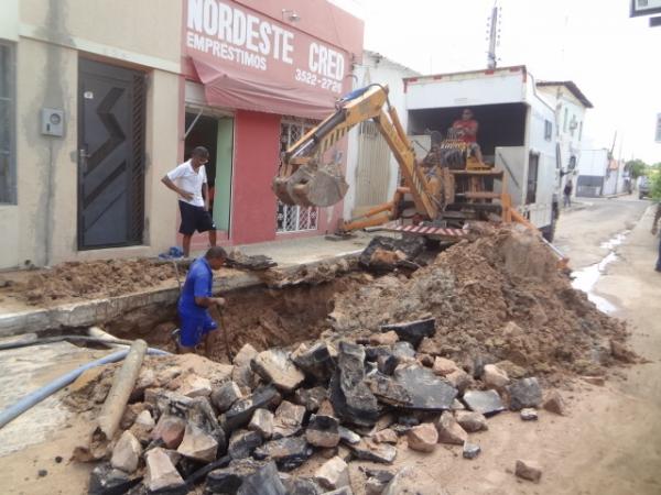 Obras n&atilde;o conclu&iacute;das pela Agespisa causam transtornos &agrave; popula&ccedil;&atilde;o florianense.(Imagem:FlorianoNews)