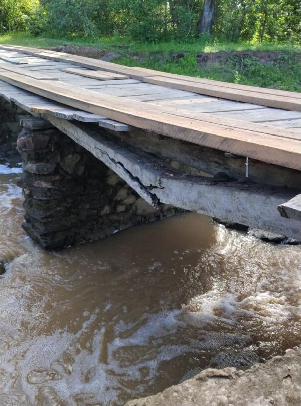 Ponte improvisada preocupa moradores na zona rural de Floriano