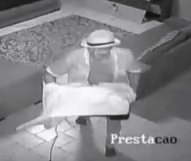 Polícia divulga vídeo para identificar arrombador de instituição