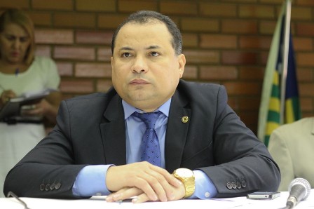 Evaldo Gomes propõe uma semana de debate sobre direitos das mulheres
