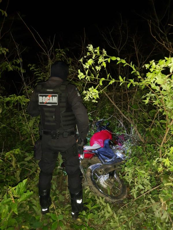 Equipe de ROCAM/FT do 3&ordm; BPM prende indiv&iacute;duos suspeitos de furto de motocicleta em Floriano(Imagem:Divulga&ccedil;&atilde;o/PM)