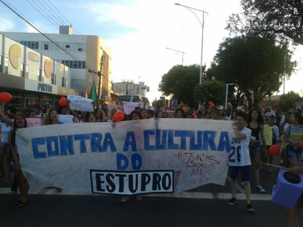 Mulheres piauienses fazem ato no Centro contra casos de estupro.(Imagem:Reprodução/Facebook)