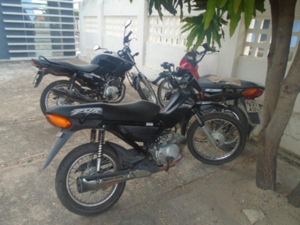 Motocicleta roubada no bairro Manguinha &eacute; recuperada pela Pol&iacute;cia Militar.(Imagem:FlorianoNews)