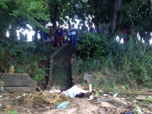 Moradora de rua tem corpo partido ao meio e jogado ao lado de cemitério
