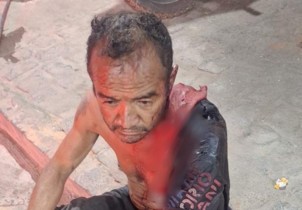 V&iacute;tima do esfaqueamento foi socorrida pelo SAMU ap&oacute;s a ocorr&ecirc;ncia.(Imagem:Divulga&ccedil;&atilde;o/PM)
