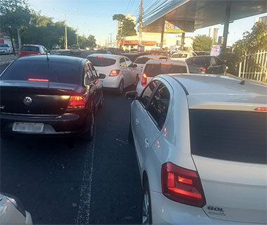 Posto vende gasolina a R$ 4,26 e fila para abastecer chega a 100 metros
