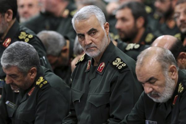 Em foto de 2016, Qassem Soleimani, chefe da Guarda Revolucion&aacute;ria Iraniana, participa de um reuni&atilde;o em Terr&atilde;, no Ir&atilde; (Imagem:Office of the Iranian Supreme Leader via AP, Arqui)