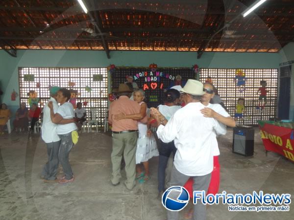 Centro de Refer&ecirc;ncia da Assist&ecirc;ncia Social realizou pr&eacute;via carnavalesca para idosos.(Imagem:FlorianoNews)