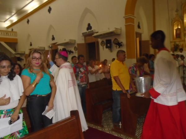Vig&iacute;lia Pascoal re&uacute;ne fi&eacute;is na Catedral S&atilde;o Pedro de Alc&acirc;ntara, em Floriano.(Imagem:FlorianoNews)