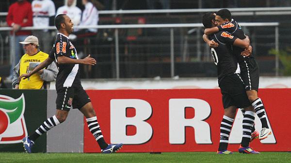 Eder Luis, &agrave; direita, comemora o primeiro gol do Vasco no Morumbi.(Imagem:Ag&ecirc;ncia Estado)