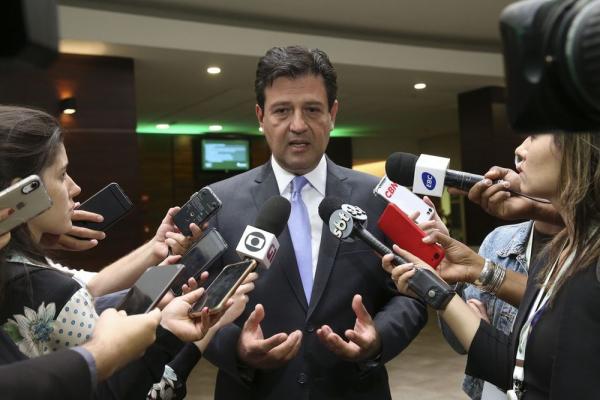 Ministro diz que voluntários usaram substâncias tóxicas para tirar óleo da pele e descarta situação