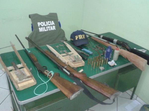 PRF apreende armas de fogo e prende cinco pessoas em Pio IX