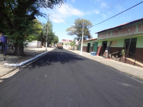 Av. João Luis Ferreira recebe pavimentação asfáltica