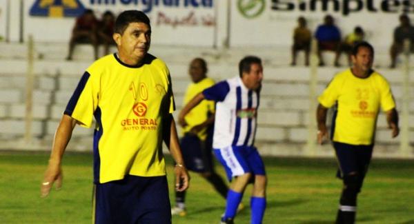 Fl&aacute;vio Ara&uacute;jo em amistoso na cidade de Barras. T&eacute;cnico ouve proposta do Fortaleza nesta quinta.(Imagem:Josiel Martins)