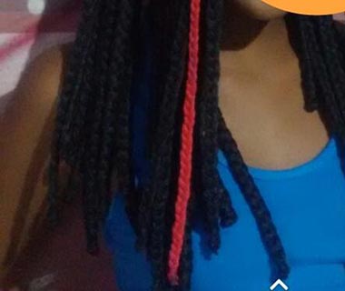 Mãe denuncia que filha foi impedida de assistir aula por causa de tranças