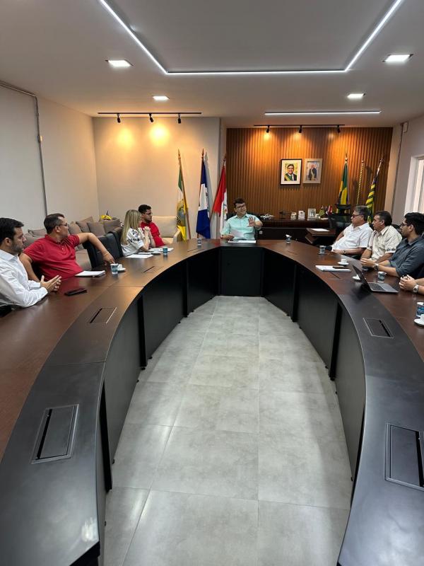 Deputada Gracinha, representando o prefeito M&atilde;o Santa, firma acordo para implanta&ccedil;&atilde;o de sistema de videomonitoramento em Parna&iacute;ba (Imagem:Divulga&ccedil;&atilde;o )