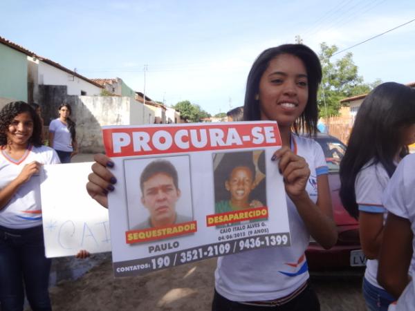 Realizado ato p&uacute;blico de mobiliza&ccedil;&atilde;o em prol de aluno desaparecido.(Imagem:FlorianoNews)