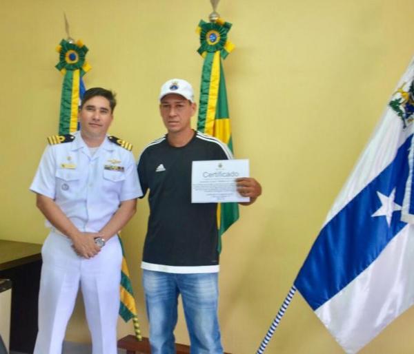 Mototaxista homenageado pela Marinha conta como foi salvar jovem de acidente com moto aquática