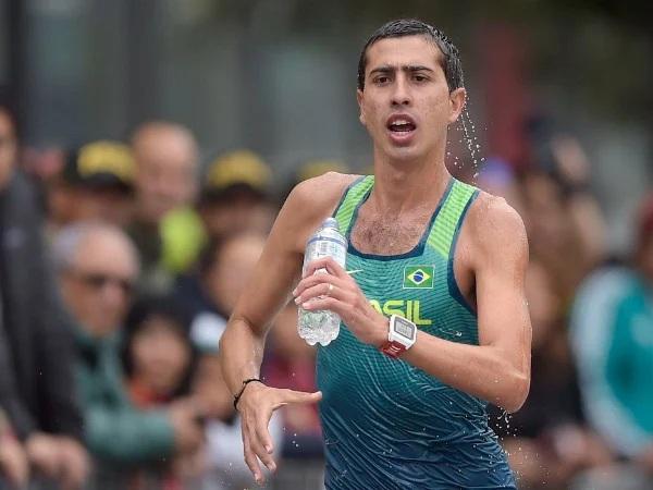 Marcha atlética: Caio Bonfim é ouro e faz índice olímpico para Paris