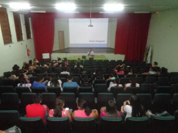 Floriano sedia Encontro do Conselho Regional de Enfermagem do Piau&iacute;.(Imagem:FlorianoNews)