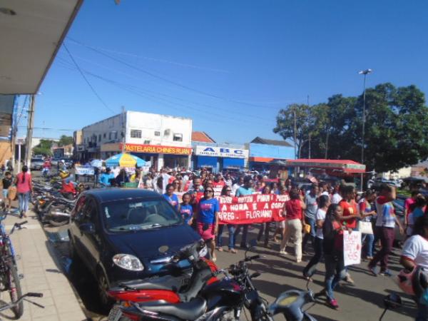 Manifesta&ccedil;&atilde;o contra reformas trabalhista e previdenci&aacute;ria toma ruas de Floriano.(Imagem:FlorianoNews)