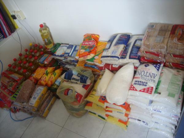 alimentos doados pelos alunos(Imagem:reda&ccedil;&atilde;o)
