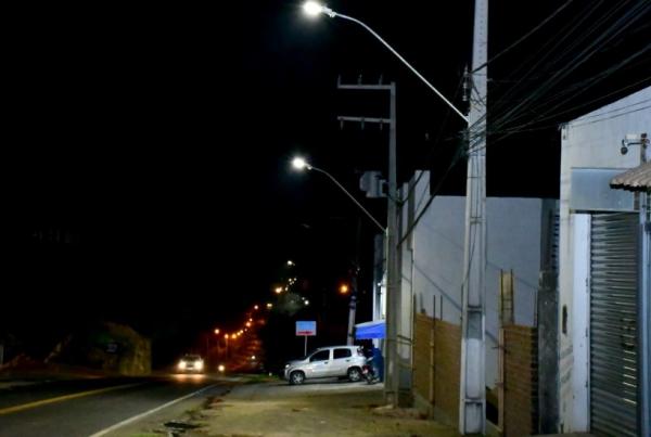 Infraestrutura trabalha na amplia&ccedil;&atilde;o da ilumina&ccedil;&atilde;o p&uacute;blica em Floriano..(Imagem:Secom)