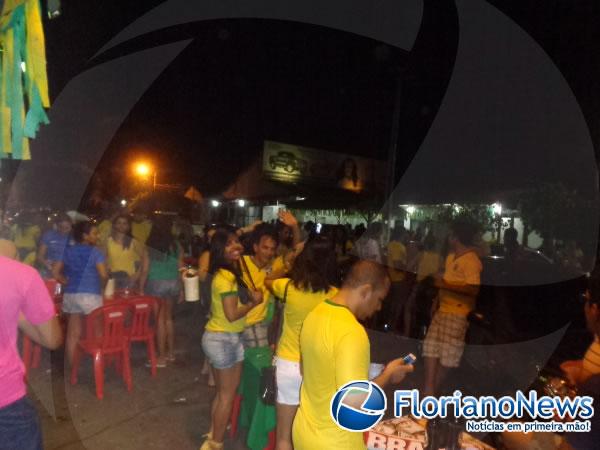 Ap&oacute;s jogo do Brasil, torcedores comemoraram empate no cais da Beira-Rio. (Imagem:FlorianoNews)