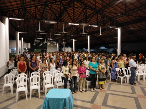 Foi at&eacute; o hotel Rio Parna&iacute;ba e fotografou os professores do munic&iacute;o em grande encontro(Imagem:FlorianoNews)