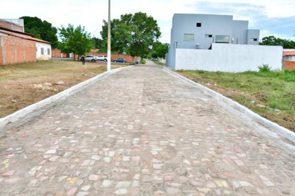 Prefeito Ant&ocirc;nio Reis inaugura pavimenta&ccedil;&atilde;o da Rua Nauzica Borges no Irapu&aacute; II.(Imagem:Secom)