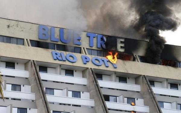 Hotel incendiado é fechado para perícia e hóspedes são realocados