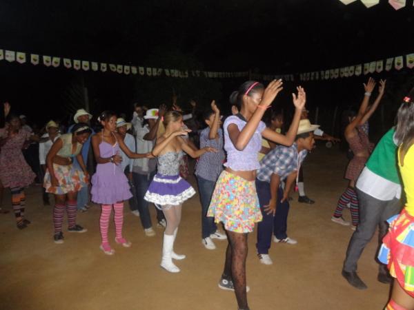Rep&oacute;rter Amarelinho realizou festival de quadrilhas na localidade Morrinhos.(Imagem:FlorianoNews)