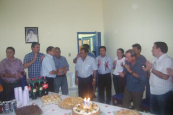Presidente da C&acirc;mara aniversaria e ganha festa surpresa(Imagem:FlorianoNews)