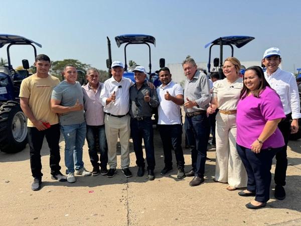 Wellington Dias entrega 45 tratores para municípios piauienses