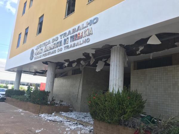 Antigo prédio da Justiça do Trabalho do PI está abandonado e vândalos roubam equipamentos
