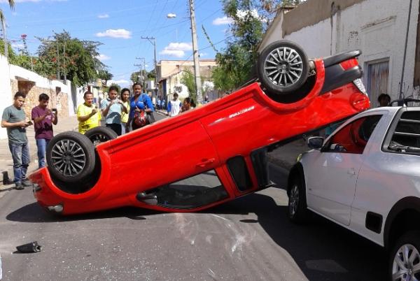 Carro capota após colidir com carreta no Centro de Floriano.(Imagem:FlorianoNews)
