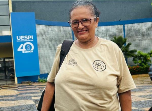 Rosilene estuda para realizar o sonho de ter um diploma do ensino superior.(Imagem:Arquivo pessoal)